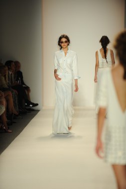 model yürür pist rachel zoe gösteri