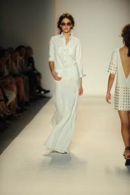 model yürür pist rachel zoe gösteri