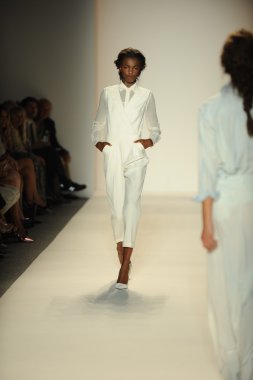 model yürür pist rachel zoe gösteri