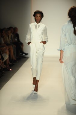 model yürür pist rachel zoe gösteri