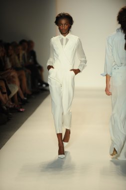 model yürür pist rachel zoe gösteri