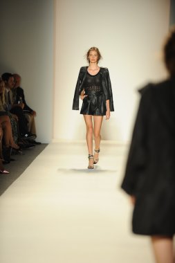 model yürür pist rachel zoe gösteri