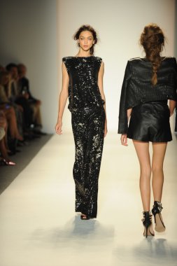 model yürür pist rachel zoe gösteri