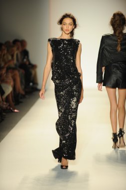 model yürür pist rachel zoe gösteri
