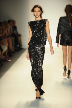model yürür pist rachel zoe gösteri