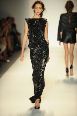 model yürür pist rachel zoe gösteri