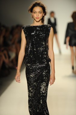 model yürür pist rachel zoe gösteri