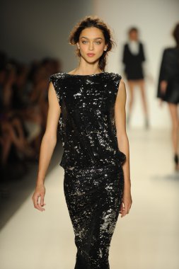 model yürür pist rachel zoe gösteri