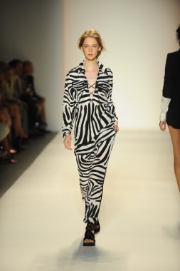 model yürür pist rachel zoe gösteri