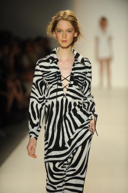 model yürür pist rachel zoe gösteri