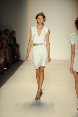 model yürür pist rachel zoe gösteri