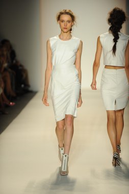 model yürür pist rachel zoe gösteri