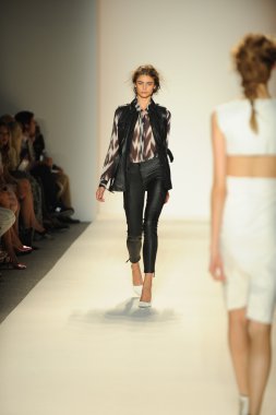 model yürür pist rachel zoe gösteri