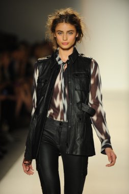 model yürür pist rachel zoe gösteri