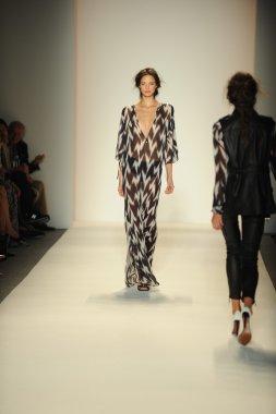 model yürür pist rachel zoe gösteri