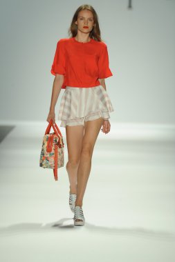 nanette lepore gösteri pist model yürür