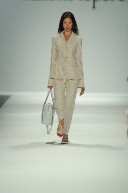 nanette lepore gösteri pist model yürür