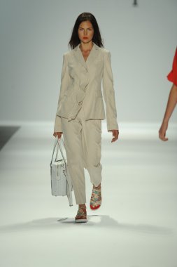 nanette lepore gösteri pist model yürür