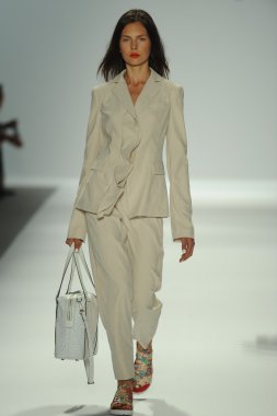 nanette lepore gösteri pist model yürür