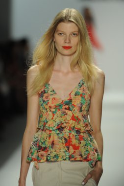 nanette lepore gösteri pist model yürür