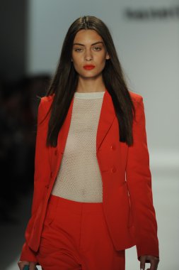 nanette lepore gösteri pist model yürür