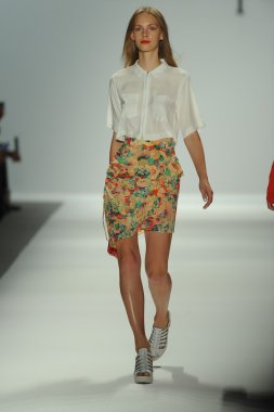 nanette lepore gösteri pist model yürür