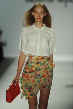 nanette lepore gösteri pist model yürür