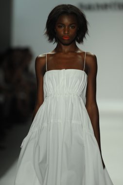 nanette lepore gösteri pist model yürür