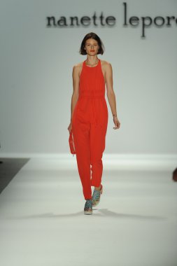 nanette lepore gösteri pist model yürür