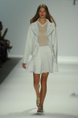 nanette lepore gösteri pist model yürür