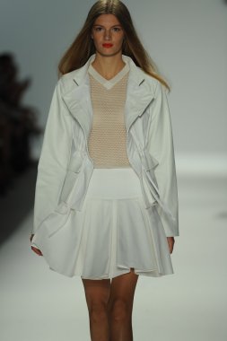 nanette lepore gösteri pist model yürür