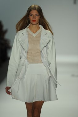 nanette lepore gösteri pist model yürür