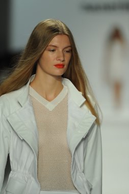 nanette lepore gösteri pist model yürür