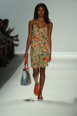 nanette lepore gösteri pist model yürür