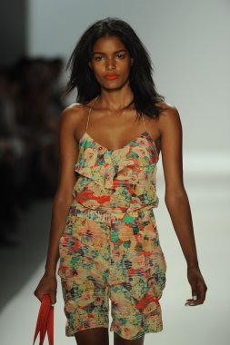 nanette lepore gösteri pist model yürür