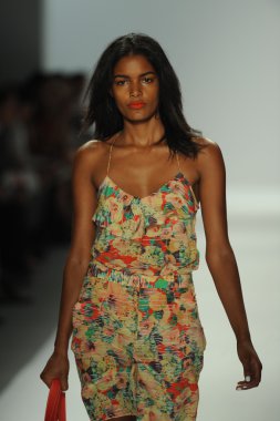 nanette lepore gösteri pist model yürür