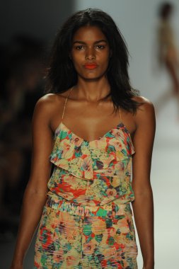 nanette lepore gösteri pist model yürür