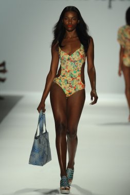 nanette lepore gösteri pist model yürür