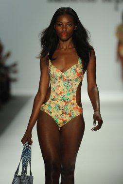 nanette lepore gösteri pist model yürür