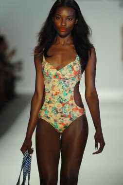 nanette lepore gösteri pist model yürür