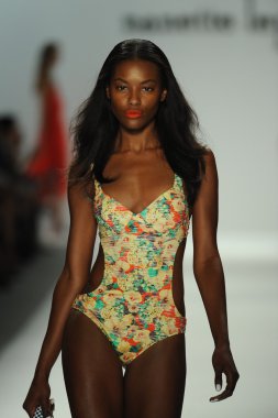 nanette lepore gösteri pist model yürür