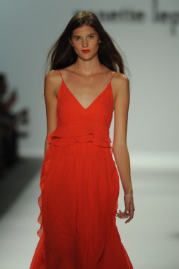 nanette lepore gösteri pist model yürür