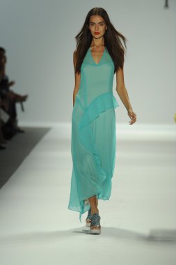 nanette lepore gösteri pist model yürür