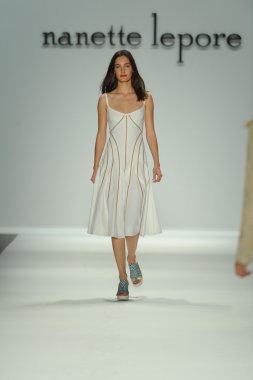 nanette lepore gösteri pist model yürür