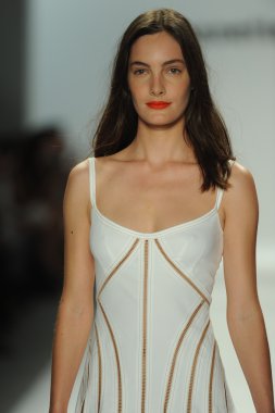 nanette lepore gösteri pist model yürür