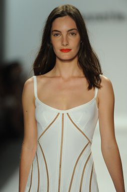 nanette lepore gösteri pist model yürür