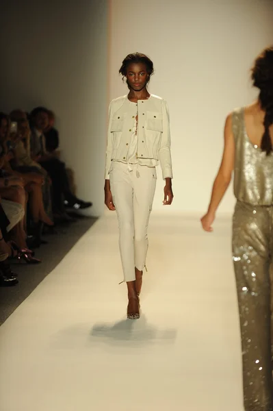 Modèle marche piste au Rachel Zoe show — Photo