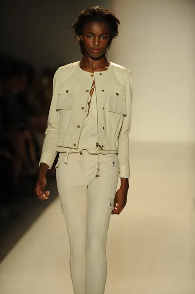 Modèle marche piste au Rachel Zoe show — Photo