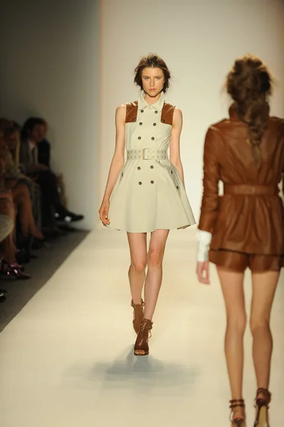 Modèle marche piste au Rachel Zoe show — Photo