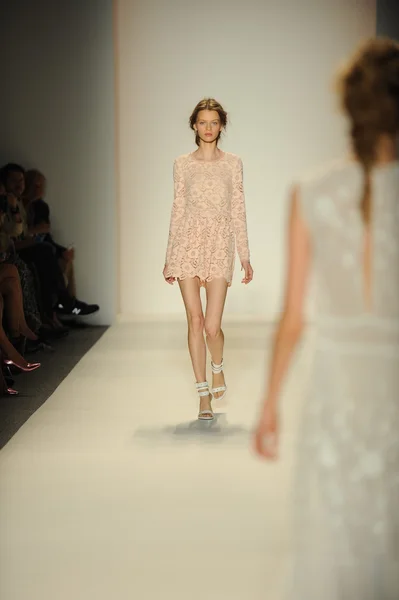 Model walks runway at Rachel Zoe show — Stock Photo, Image